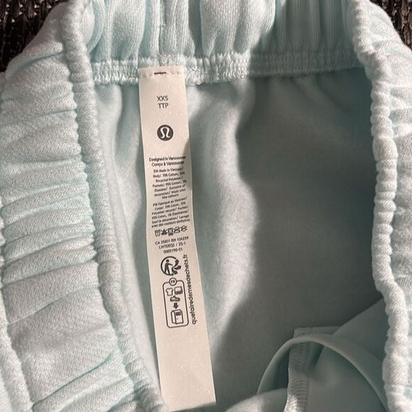 Lululemon Scuba Mid-Rise Oversized Short 7" *Graphic - Picture 5 of 9